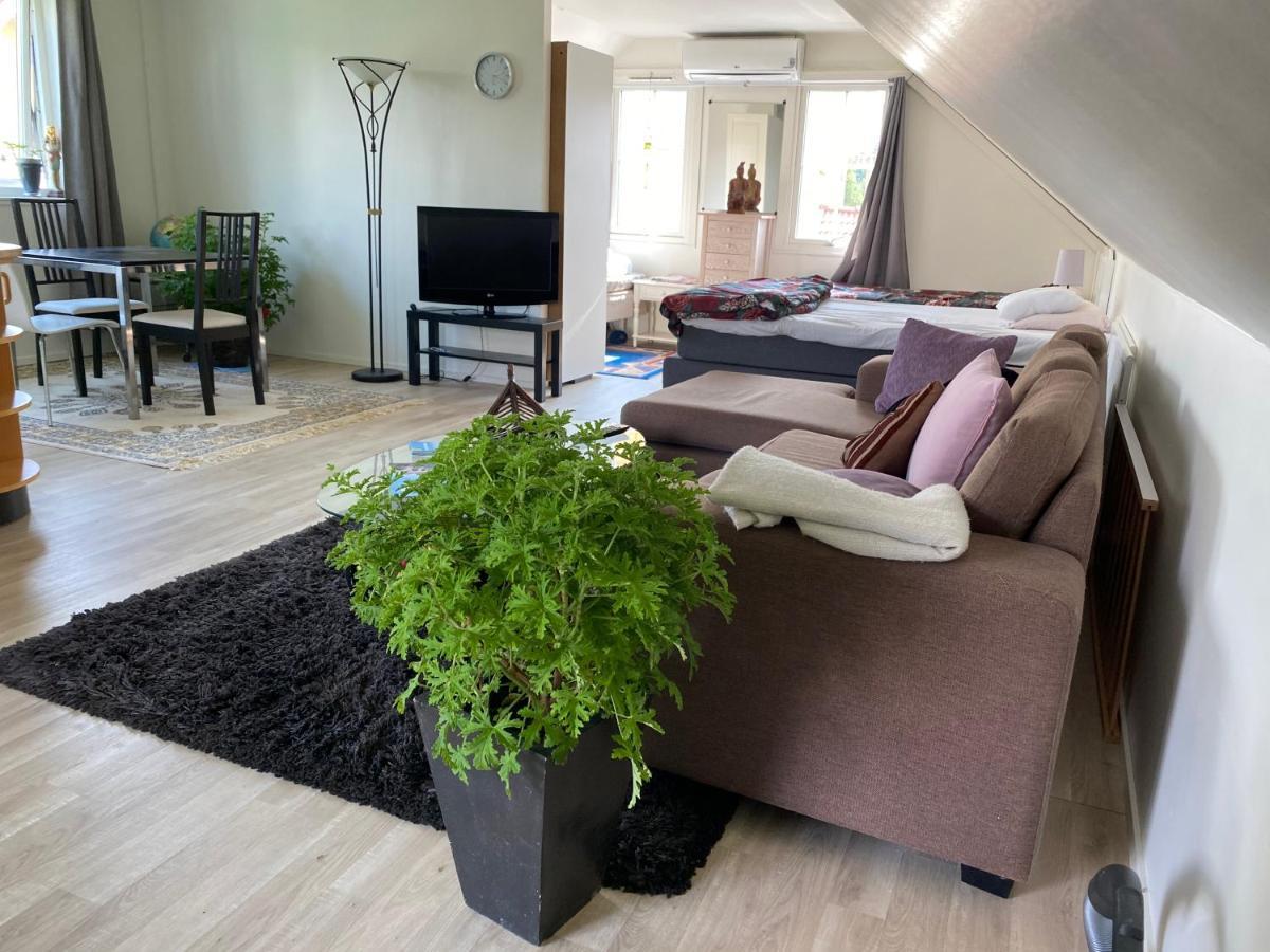 Gaest Laegenheten Med Egen Terrass 法尔肯贝里 外观 照片